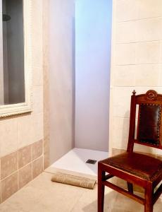 une chaise et un oreiller assis à côté d'une chambre dans l'établissement Casa Malù Suvereto Antica Dimora with two bedrooms, à Suvereto