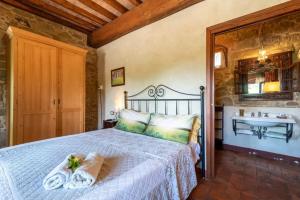 a bedroom with a bed with towels on it at Cozy House in Monte San Savino in Monte San Savino +43 photos