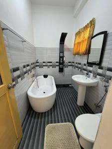 a bathroom with a white tub and a sink at Holiday Homes Guest Inn - Ella in Ella