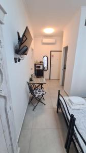 拉斯佩齊亞的住宿－Amici Holidey Camera Stazione，一间客房内配有床和桌子的房间