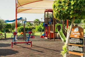 Детска площадка в Thalassa Beach Resort: Charming One-Bedroom Retreat