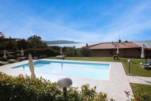Bazén v ubytovaní Panorama lake view, pool & garden, 2 bathrooms, kingsize & single-beds, fast Internet alebo v jeho blízkosti