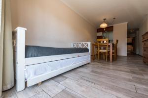 1 dormitorio con 1 cama y comedor en espacioso departamento en Nueva cordoba para 6 personas en Córdoba