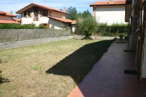 Ein Schatten eines Hauses auf einem Hof in der Unterkunft VILLASANA Naturaleza cerca de Bilbao in Villasana de Mena