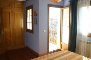 Schlafzimmer mit einem Bett und einem Fenster mit einem Balkon in der Unterkunft VILLASANA Naturaleza cerca de Bilbao in Villasana de Mena + 28 Fotos