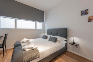 une chambre avec un grand lit et une chaise dans l'établissement BnButler - InBrera Suites - Giulianova, 1, à Milan 46 autres photos