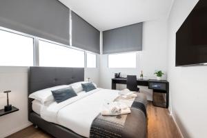 - une chambre avec un grand lit et un bureau dans l'établissement BnButler - InBrera Suites - Giulianova, 1, à Milan
