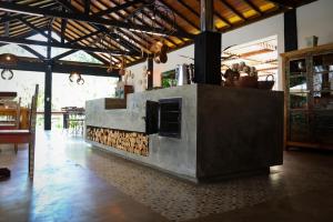 - une cuisine avec un four en pierre dans l'établissement Pousada Vidinha Bela, à Brazópolis