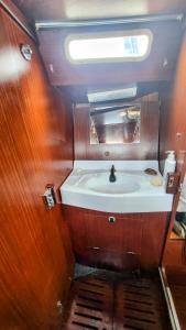 a small bathroom with a sink and a mirror at Velero en Isla Linton in Puerto Lindo