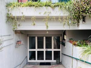 坎波馬里諾的住宿－La Taverna Di Felice，建筑物一侧有盆栽植物的门