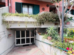 a building with plants on the side of it at La Taverna Di Felice in Campomarino