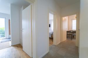 a hallway with a door leading to a bedroom at Lake Paradise in Brissago