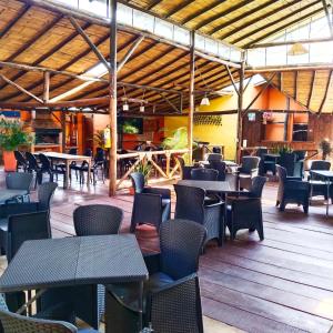 ein leeres Restaurant mit Tischen, Stühlen, Tischen und Stühlen in der Unterkunft casa Hotel la Tranquera in Villa de Leyva