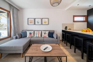 una sala de estar con un sofá y una mesa en Callao, en Playa Honda