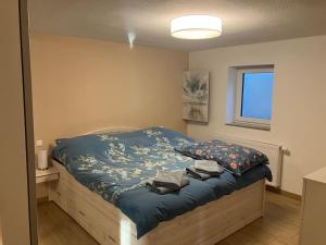 a bedroom with a bed with a blue comforter at Romantikurlaub im Weindorf Kiedrich in Kiedrich