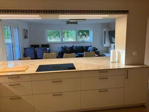 a kitchen with a counter top and a living room at Romantikurlaub im Weindorf Kiedrich in Kiedrich