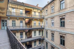 un grupo de edificios con balcones en ellos en Full comfort, 4 bedrooms in the heart of the city, en Budapest