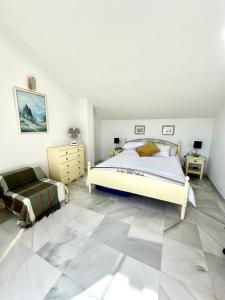 ein Schlafzimmer mit einem großen Bett und Fliesenboden in der Unterkunft Penthouse Benalmadena Arroyo de la Miel centro in Benalmádena