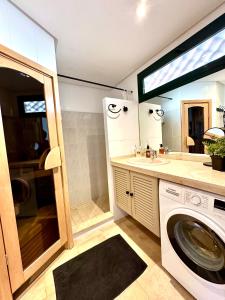 ein Badezimmer mit einer Waschmaschine und einem Waschbecken in der Unterkunft Penthouse Benalmadena Arroyo de la Miel centro in Benalmádena