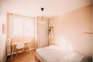a bedroom with a bed and a desk and a window at Centre & Campus, 6p, 3 ch, 2 sdb, Parking in Besançon