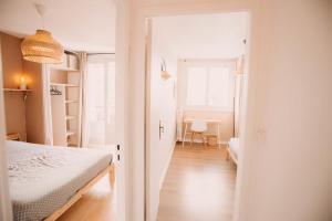 a bedroom with a bed and a room with a table at Centre & Campus, 6p, 3 ch, 2 sdb, Parking in Besançon