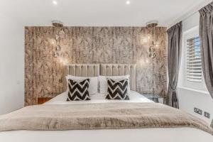 1 dormitorio con 1 cama grande y 2 almohadas en Foxglove House, en Loughborough