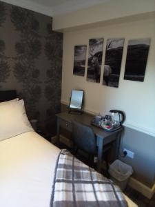 Postel nebo postele na pokoji v ubytování Ardmillan Hotel