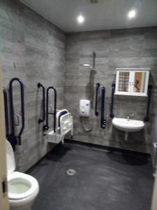 Koupelna v ubytování Ardmillan Hotel
