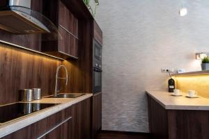 Kuchyňa alebo kuchynka v ubytovaní Central Luxy design apartment + 37 fotografií