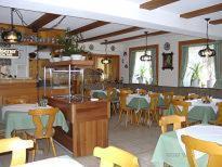 une salle à manger avec des tables et des chaises dans un restaurant dans l'établissement Gasthof Neusitz, à Neusitz