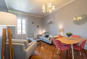 ein Wohnzimmer mit einem Sofa und einem Tisch in der Unterkunft L'Atelier Pop, Beau T3, Quartier des Beaux Arts in Montpellier