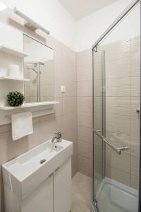 y baño blanco con lavabo y ducha. en Trendy central apartment at Castle, en Budapest