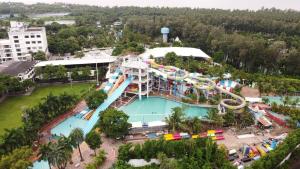 una vista aérea de un parque acuático en un complejo en Hotel Ambica, en Daman
