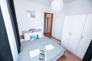 Dormitorio pequeño con cama y mesa en Bright and homey AC apartment near the center en Budapest