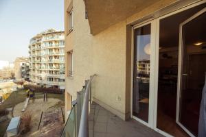 - Balcón con vistas a un edificio en Bright and homey AC apartment near the center en Budapest