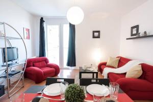 sala de estar con sillas rojas y sofá rojo en Bright and homey AC apartment near the center en Budapest