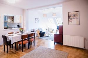 comedor y cocina con mesa y sillas en Stylish and comfy apartment for 6 guests, en Budapest