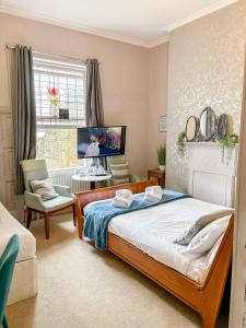 een slaapkamer met een bed, een stoel en een raam bij X Hotel Brunswick Square in Brighton & Hove