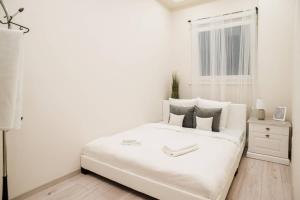 ブダペストにあるNew luxury apartment in the center with A/Cの白いベッドルーム(白いベッド1台、窓付)