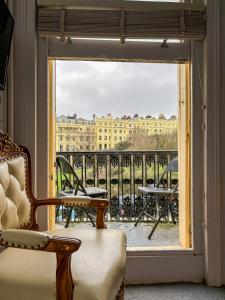 een kamer met een raam met uitzicht op een gebouw bij X Hotel Brunswick Square in Brighton & Hove