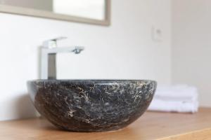 czarna umywalka na drewnianym blacie w obiekcie La petite lezardiere w Cassis +7 zdjęć