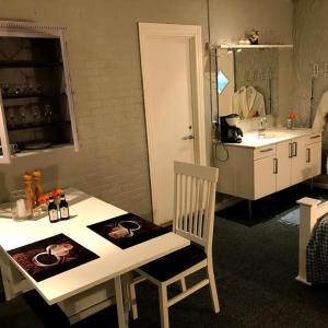 Cette chambre comprend une table, une chaise et un lavabo. dans l'établissement Keisergården, à Nørre Alslev