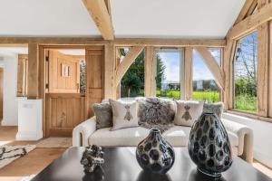Posezení v ubytování Honeysuckle Cottage - Hot Tub Packages Available