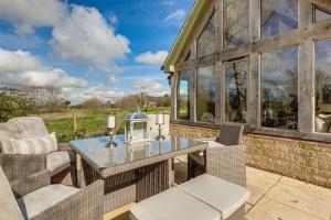 Balkón nebo terasa v ubytování Honeysuckle Cottage - Hot Tub Packages Available