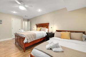 1 dormitorio grande con 2 camas en Bentonville Abode - MTB Friendly - 2 Mi to DT, en Bentonville