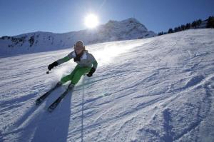una persona está esquiando por una pista cubierta de nieve en Gasthof Hotel Schermer en Bad Häring