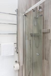 a bathroom with a shower with a glass door at Hygge House Cosy 3 Bedroom 2 Bathroom Townhouse in Kegworth