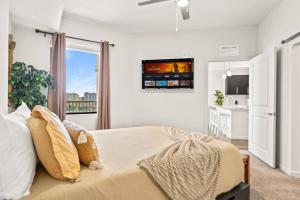 una camera con un grande letto e una cucina di Stylish Urban Retreat Steps from Lake Eola a Orlando