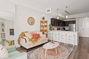 un soggiorno con divano e una cucina di Stylish Urban Retreat Steps from Lake Eola a Orlando