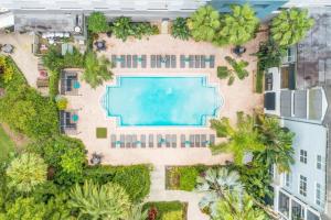 an overhead view of a swimming pool at a resort at Cozy retreat getaway Family-sized By Lake Eola in Orlando